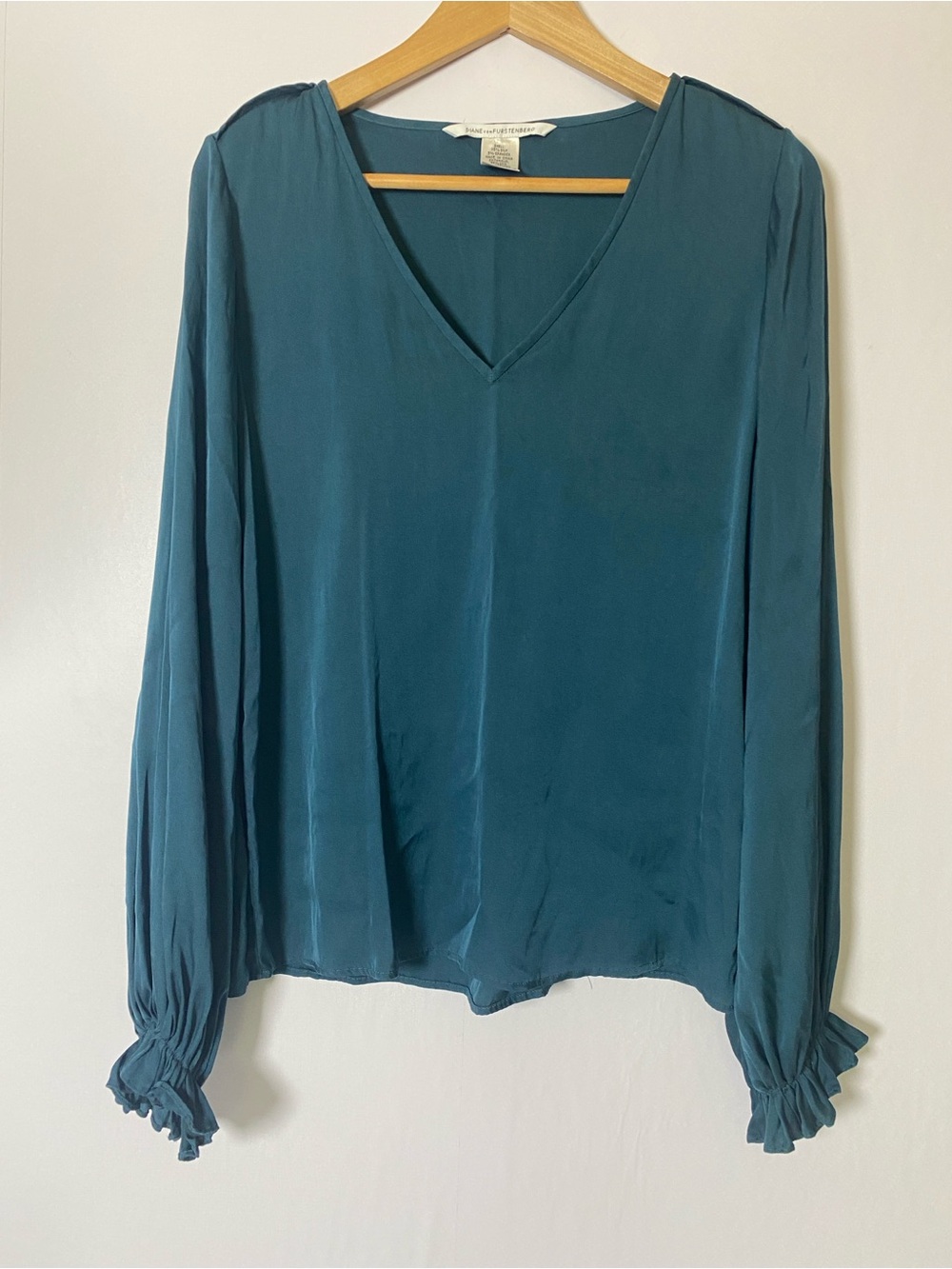 Diane Von Fursternberg Women's Silk Blouse Size 10 Preppy Minimalist Lightweight